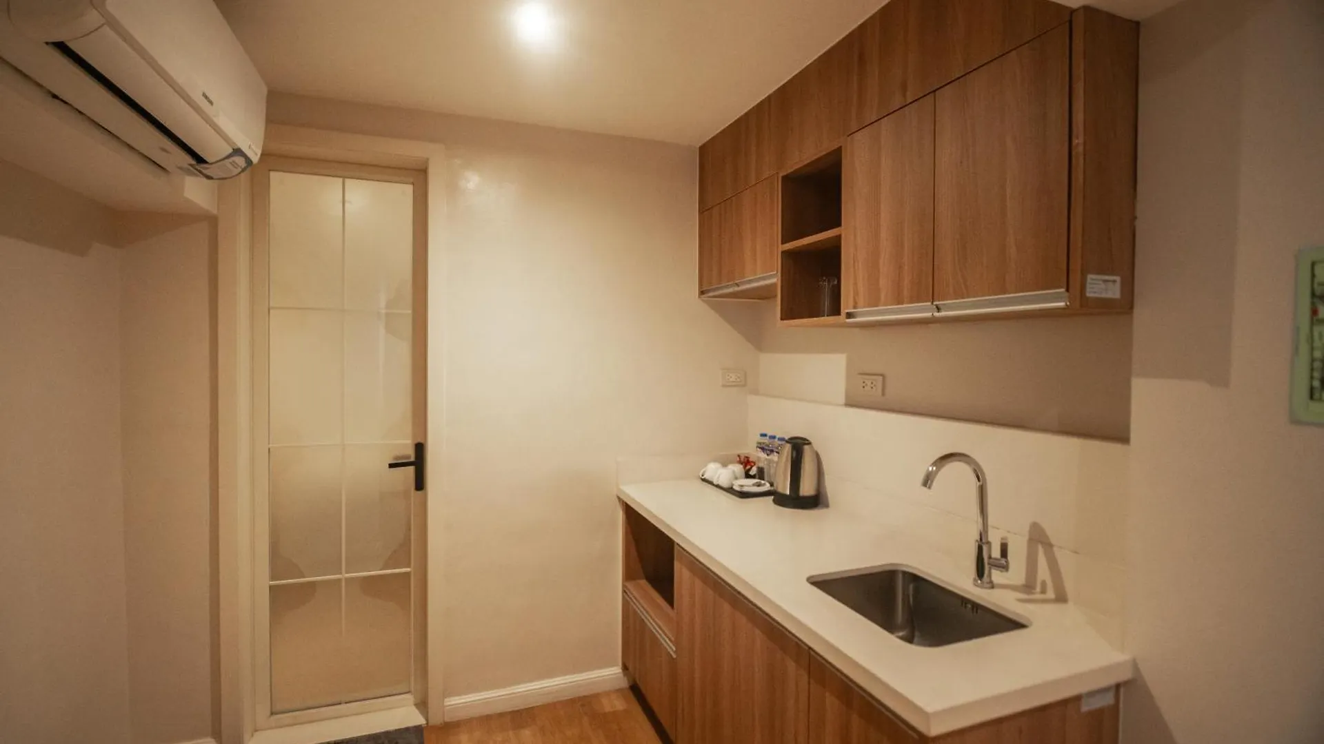 Snooze Inn & Suites Davao City 2*,